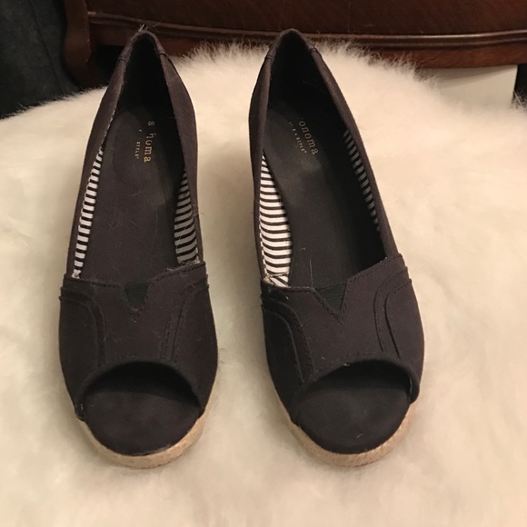 Peep toe wedge