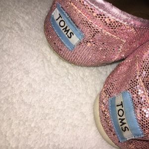 Size 8 in women's, pink sequin Tom's!