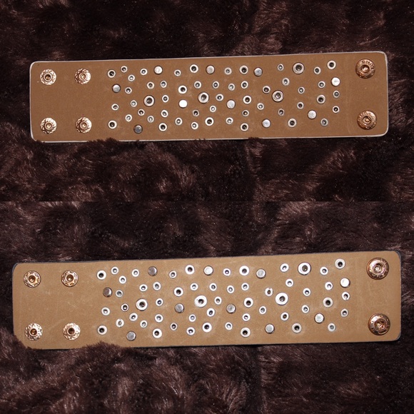 NWT Black Gold Studded Skull Wristband - Picture 4 of 4