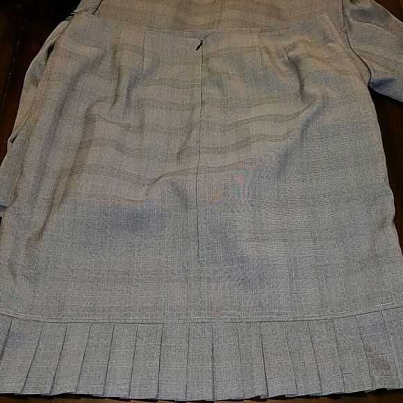 Skirt suit