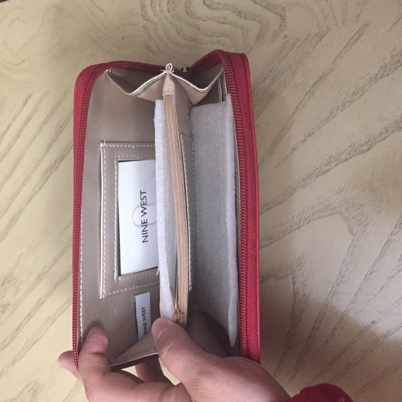 🍒Nine West 🍒Wallet Color Red🍒 - Picture 3 of 3