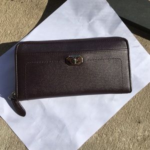 Coach Wallet-Campbell Turnlock Plum Leather