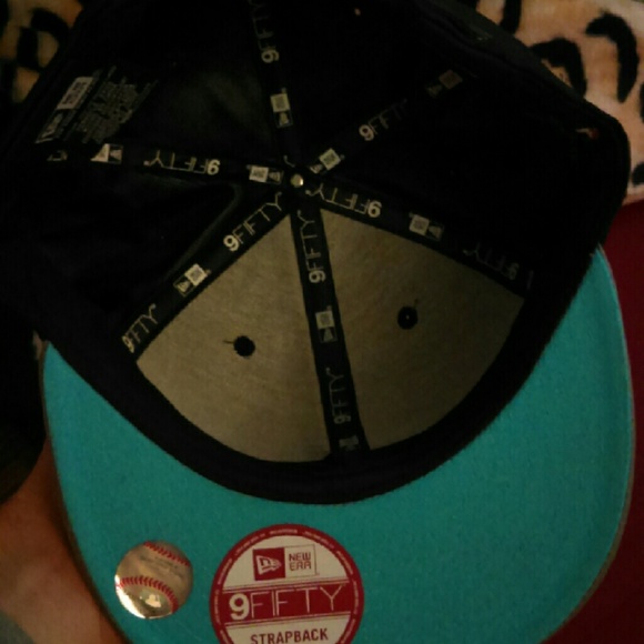 2 snapbacks - Picture 2 of 4