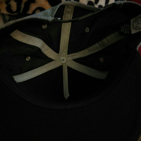 2 snapbacks - Picture 3 of 4