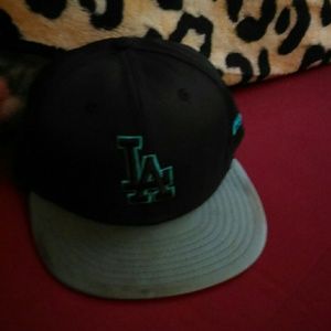 2 snapbacks