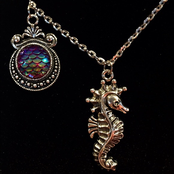 🌀4 COLORS !! SEAHORSE & MERMAID SCALES NECKLACE🌀 - Picture 2 of 4