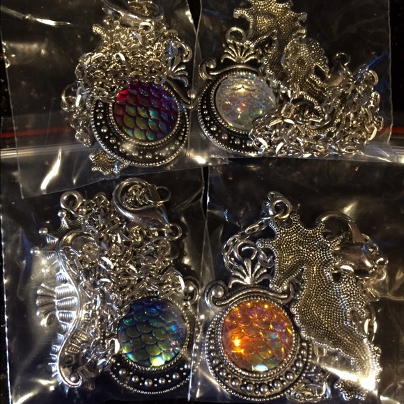 🌀4 COLORS !! SEAHORSE & MERMAID SCALES NECKLACE🌀 - Picture 3 of 4