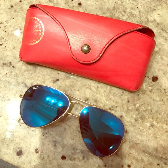 Blue mirrored rayban sunnies