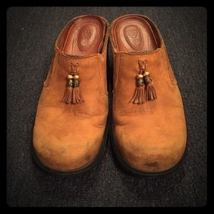 Tassel clogs