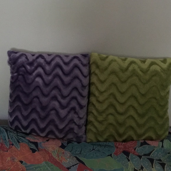 Two colorful coushions - Picture 1 of 3