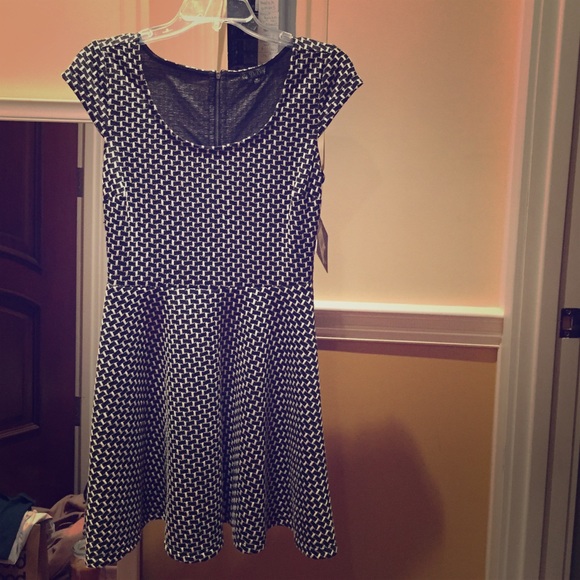 BeBop Black&white size M dress w/exposed zipper