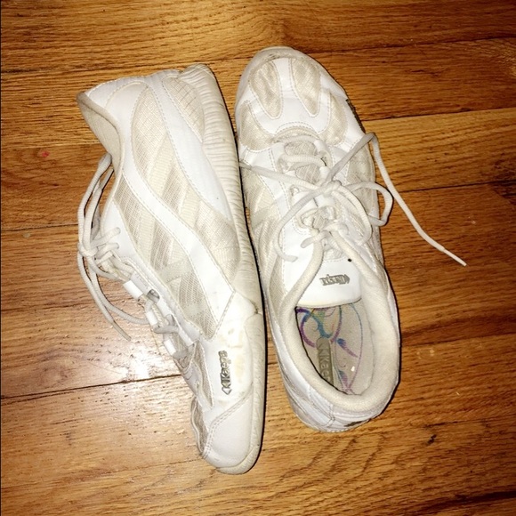 Cheer shoes