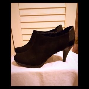 Bandolino black suede ankle booties