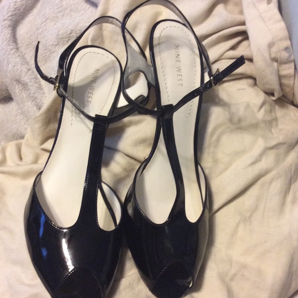 Nine West black t strap