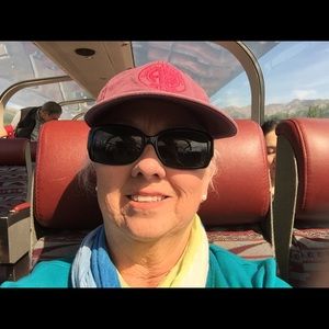 Meet your Posher, Gloria