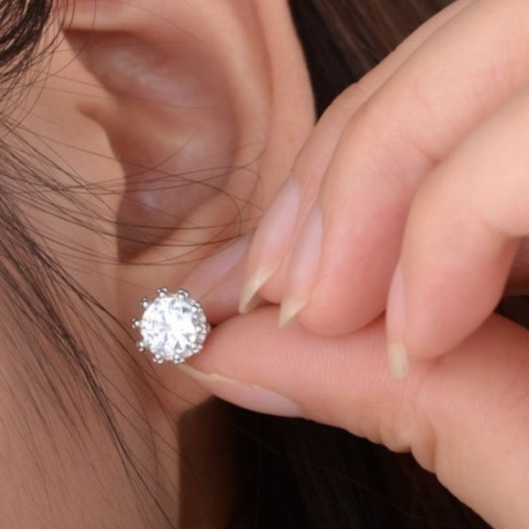 ⚡️SALE⚡️🆕925 Sterling Silver Princess Crown Studs - Picture 4 of 4