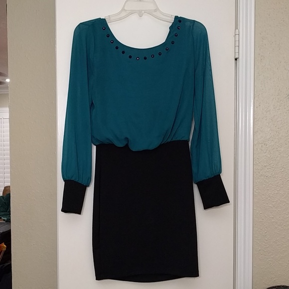 Long-sleeved  short dress