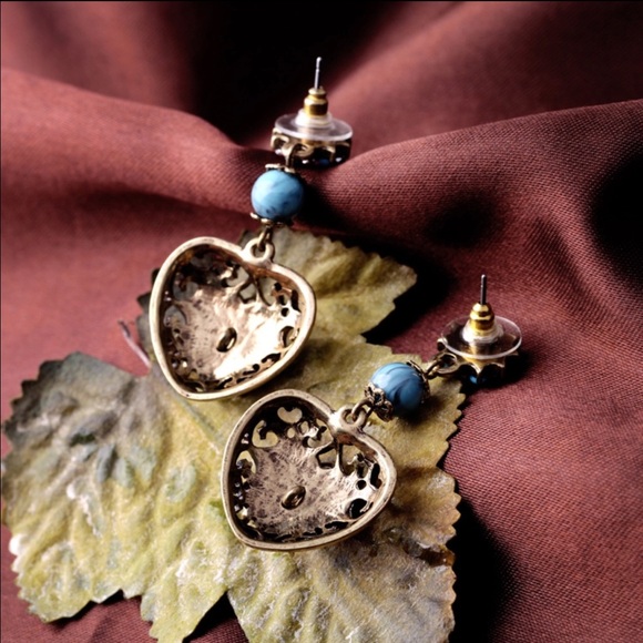 💕 Adorable Crystal Hollow-out Heart Earrings 💕 - Picture 5 of 7