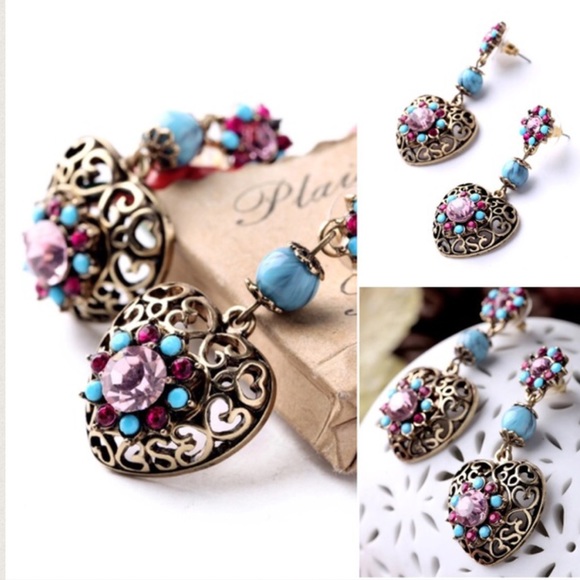 💕 Adorable Crystal Hollow-out Heart Earrings 💕 - Picture 4 of 7