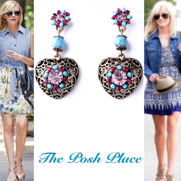 💕 Adorable Crystal Hollow-out Heart Earrings 💕 - Picture 3 of 7