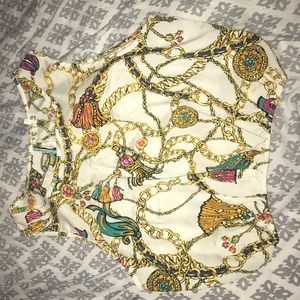 SLEEVELESS WHITE CROP TOP W/ DESIGNS