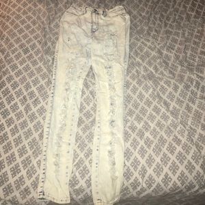 LIGHT ACID WASHED JEANS W/ RIPS