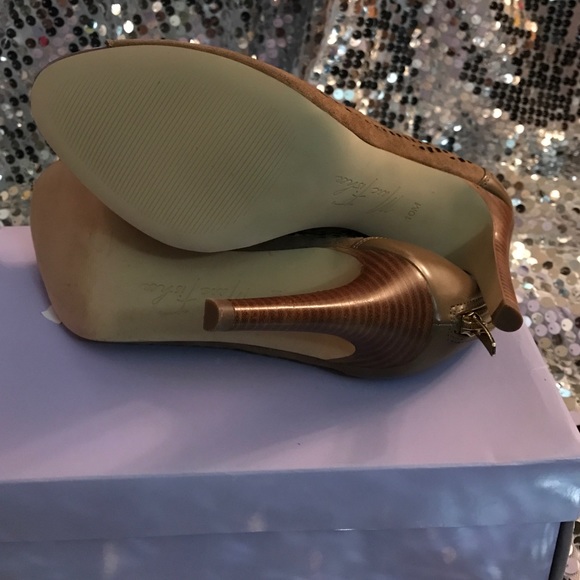 Sexy Fun Suede Heels - Picture 4 of 4