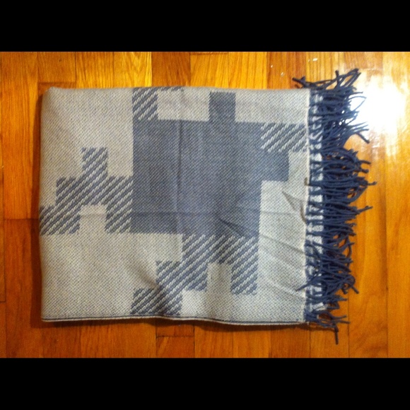 Gray geometric blanket scarf - Picture 1 of 3