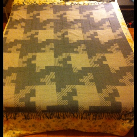 Gray geometric blanket scarf - Picture 2 of 3