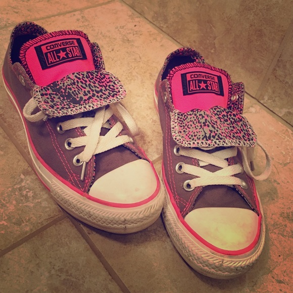 Gray pink converse.