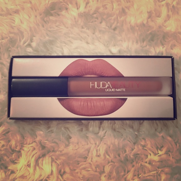 Huda Beauty liquid matte lipstick in flirt