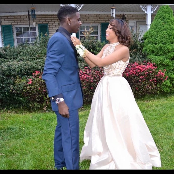 PROM DRESS! On sale for 350 or best offer! - Picture 3 of 4