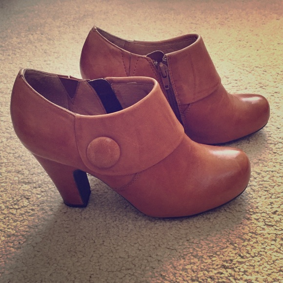 Miz Mooz button ankle bootie - size 7.5