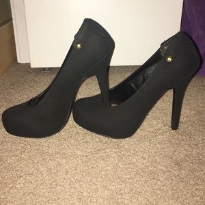 Black pumps