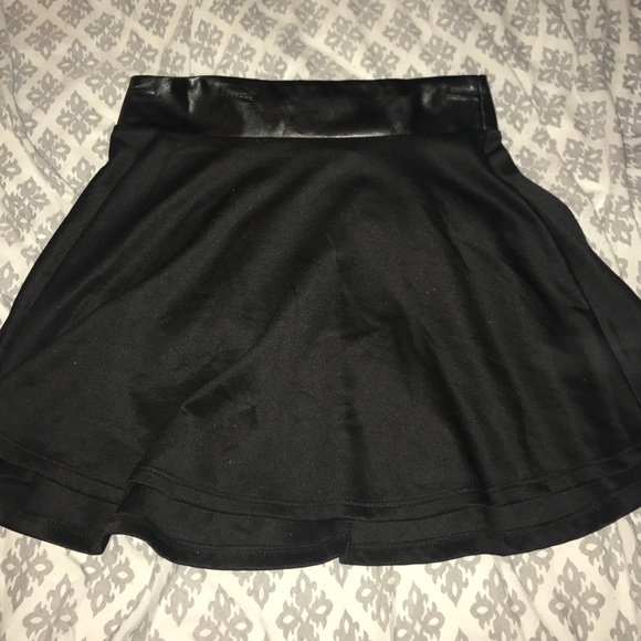 BLACK SKIRT WITH LEATHER WAISTBAND