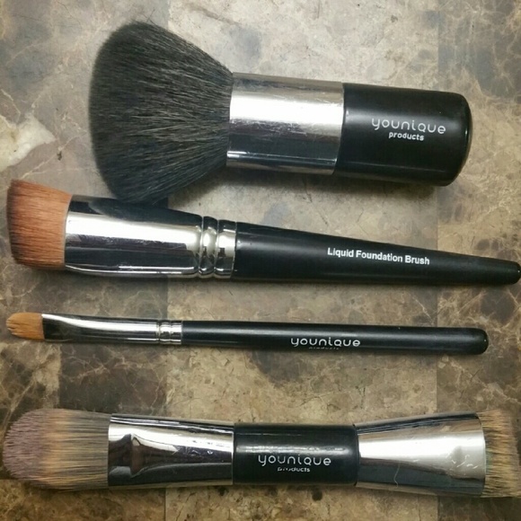 Younique makeup brushes