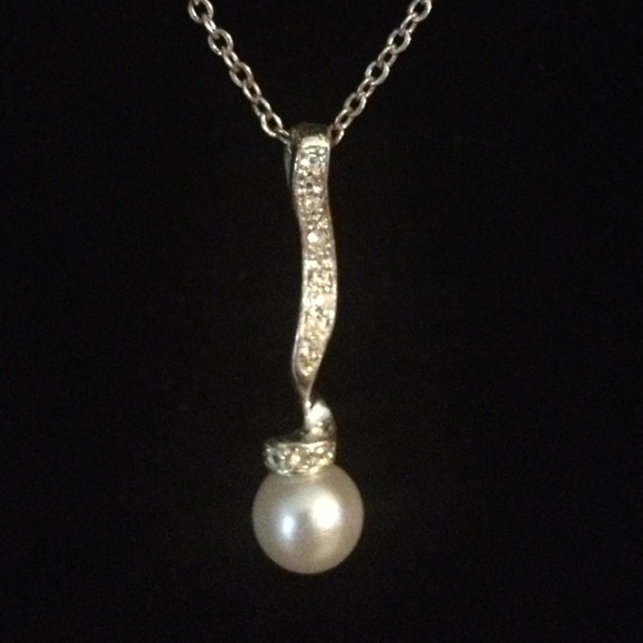 Gift! 🎁 Matching Necklace and NWOT earrings set🎁