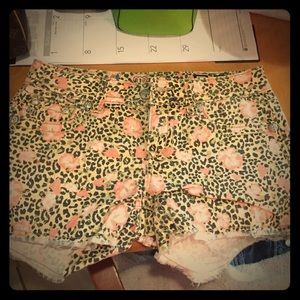 Leopard print Miss Me stretchy shorts w/flowers