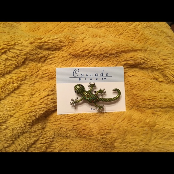 Green lizard pin/brooch