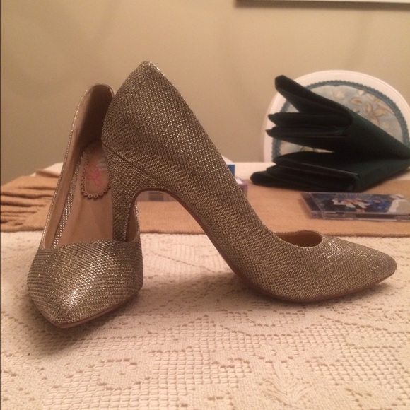 *FINAL PRICE* Gold XOXO heels