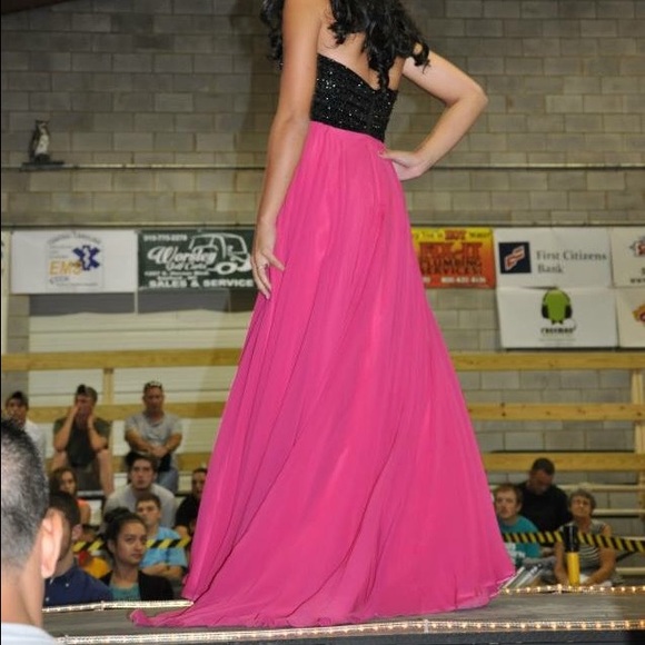 Size 0 formal gown - Picture 2 of 3