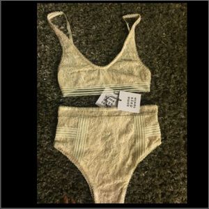 Lace gold bralett with matching undies 🔱