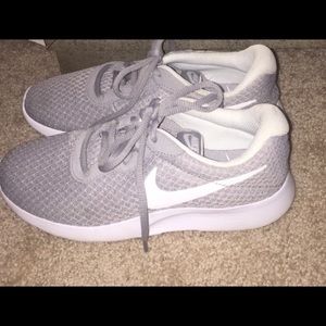 Nike Tanjun casual sneakers