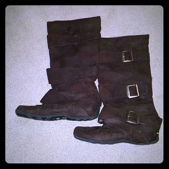 Dots Shoes - Flat buckled boots