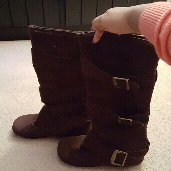 Flat buckled boots - Picture 2 of 4