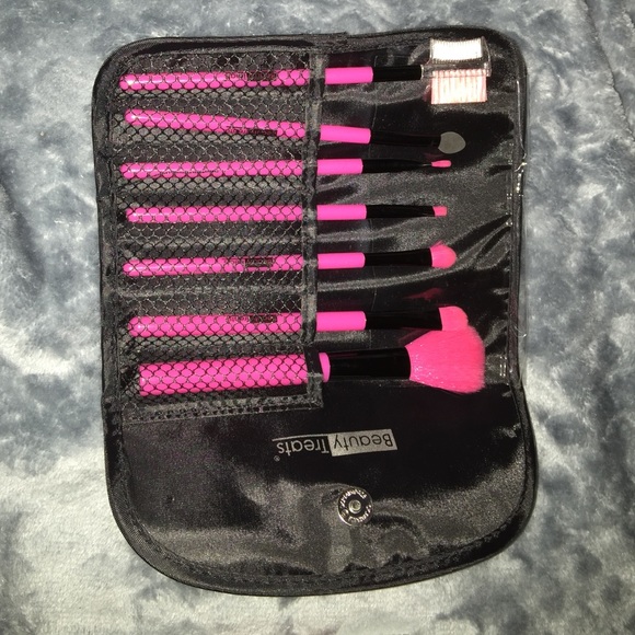 Makeup brushes