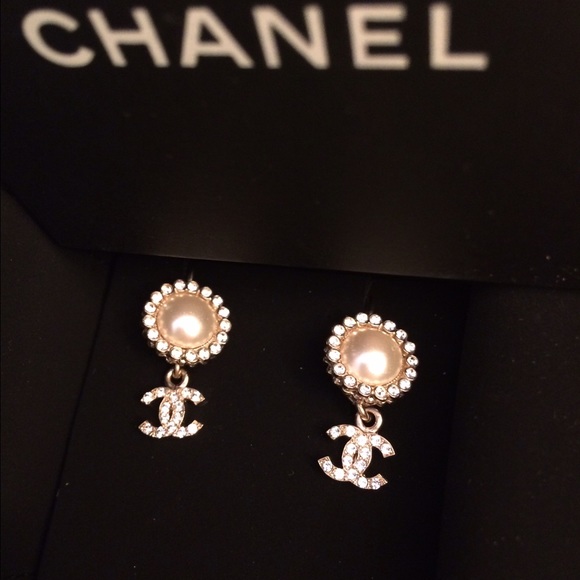 Crystal Pearl Earrings by CHANEL 2016 Collection - Picture 1 of 4