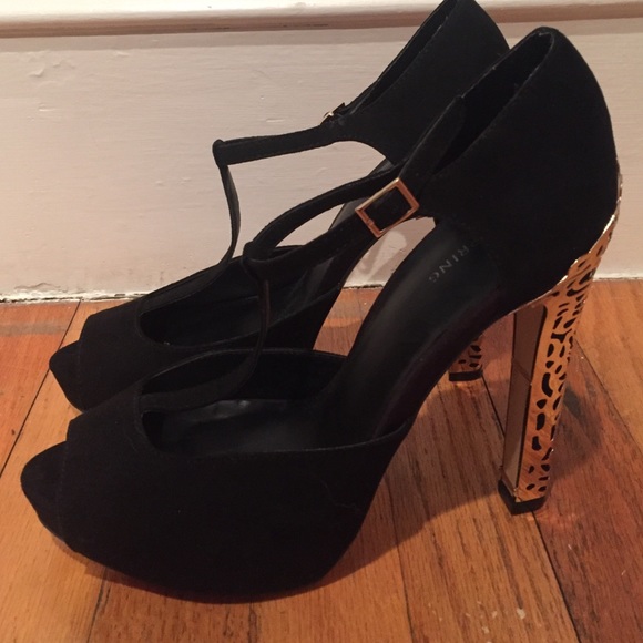 Black pumps with gold heel 👠