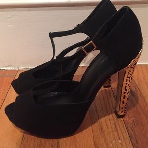 Black pumps with gold heel 👠