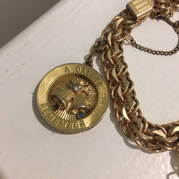 Vintage gold filled charm bracelet. - Picture 2 of 8